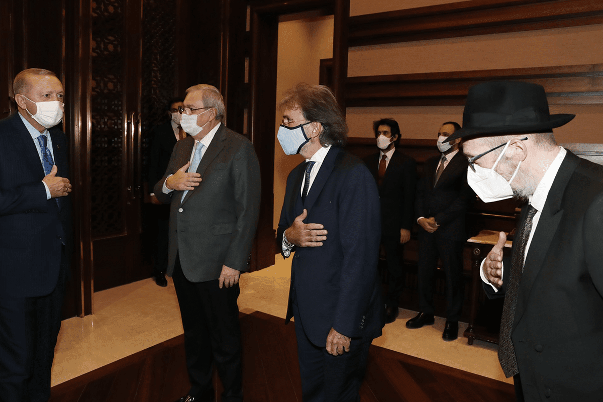 O presidente Erdogan recebeu os membros da Comunidade Judaica Turca e da Aliança Rabínica dos Países Islâmicos no Complexo Presidencial, em Ancara, em 22 de dezembro de 2021 [@tcbestepe/Twitter]
