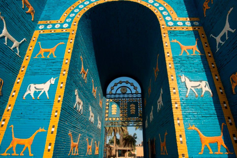 Uma foto tirada em 29 de junho de 2019 mostra uma réplica do Portão de Ishtar no antigo sítio arqueológico da Babilônia, ao sul da capital iraquiana, Bagdá [Hussein Faleh/AFP via Getty Images]