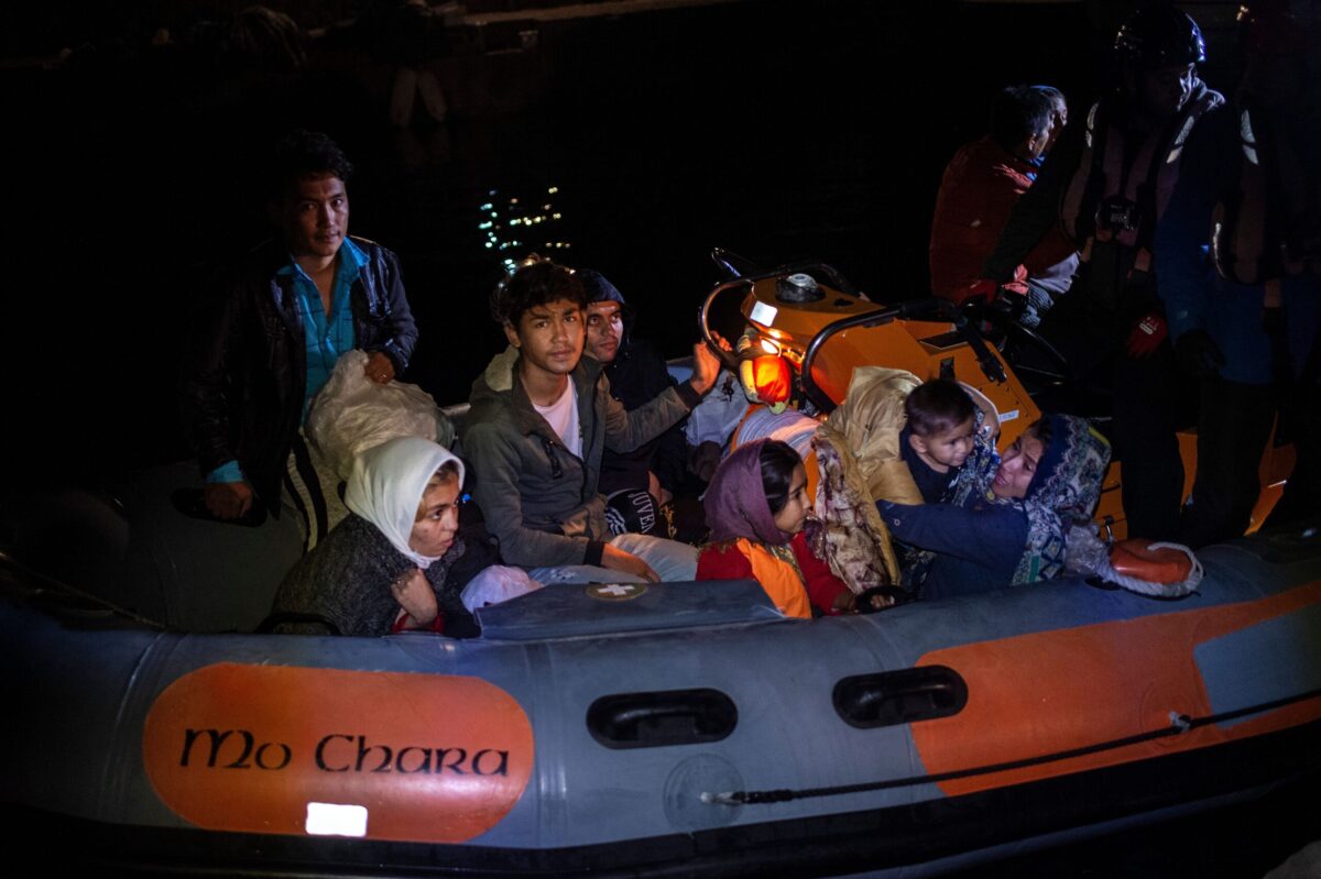 Migrantes são vistos a bordo em 2 de outubro de 2019 [ANGELOS TZORTZINIS / AFP via Getty Images]