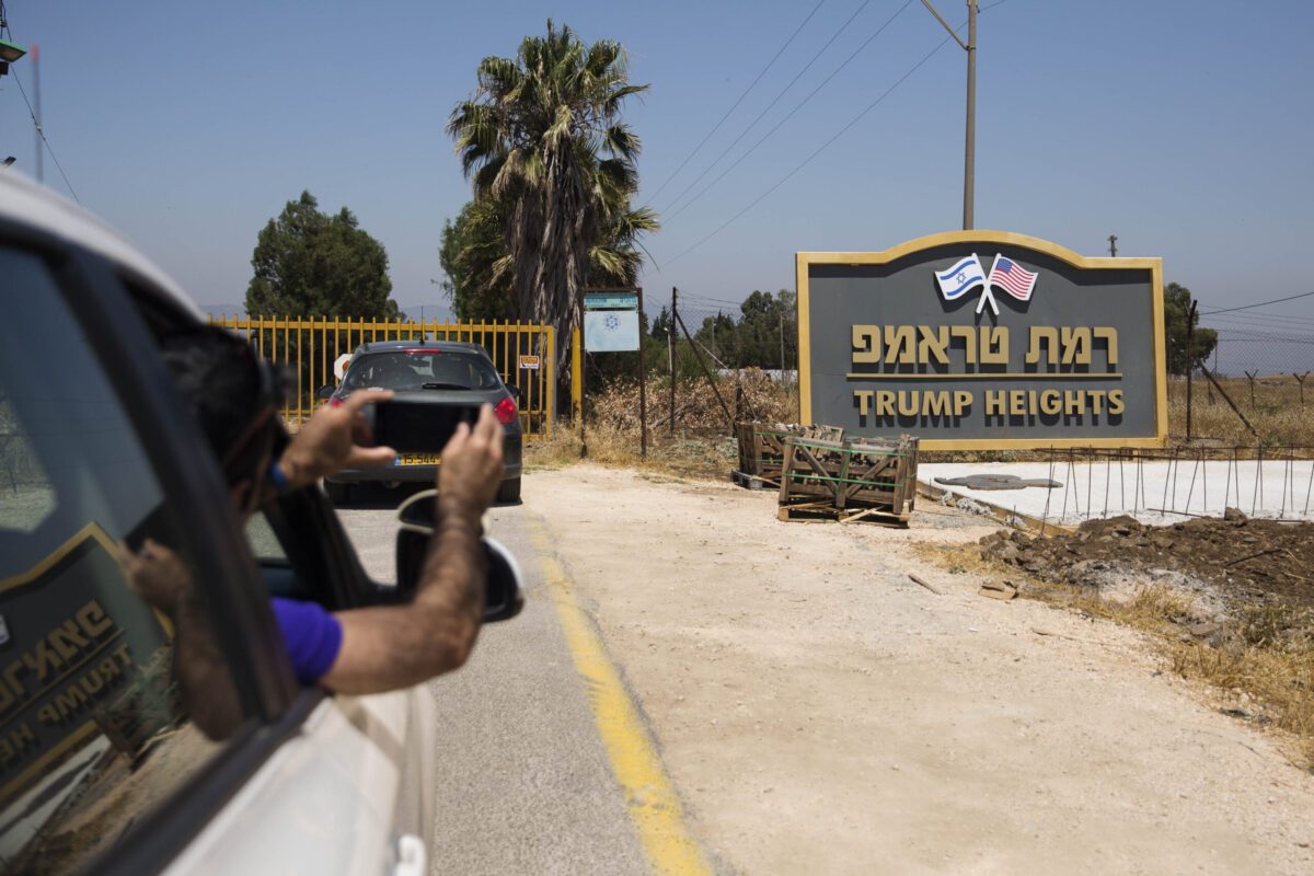 Portão de acesso de um novo assentamento israelense batizado em homenagem ao então Presidente dos Estados Unidos Donald Trump, em Golã, 3 de julho de 2020 [Amir Levy/Getty Images]

