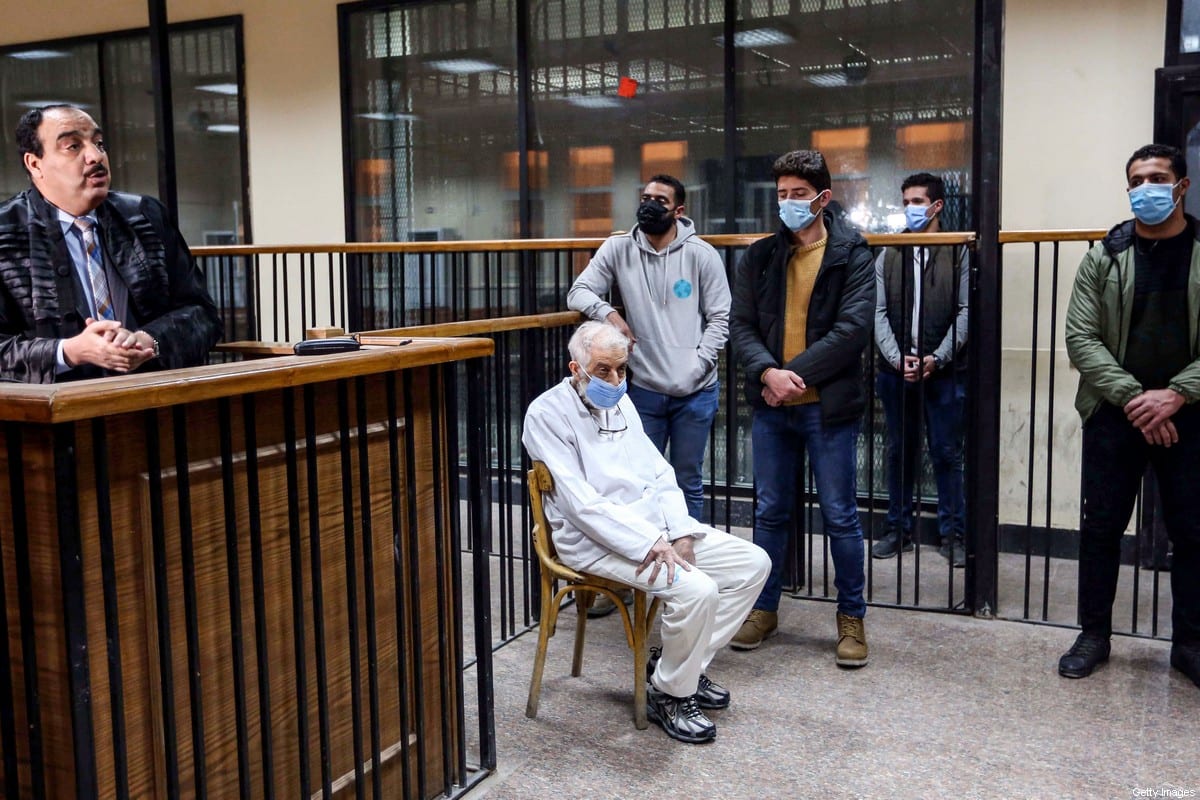 Mahmud Ezzat, líder interino da sociedade da Irmandade Muçulmana do Egito, usa uma máscara devido à pandemia de coronavírus, enquanto participa de uma sessão de julgamento no tribunal provisório no Instituto de Polícia da Torá, na periferia sul da capital egípcia, Cairo, em 3 de fevereiro de 2021 [Khaled Kamel/AFP via Getty Images]
