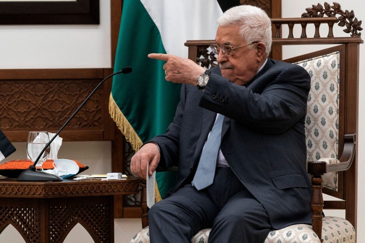 O presidente palestino, Mahmud Abbas, em 25 de maio de 2021, na sede da Autoridade Palestina, na cidade de Ramallah, na Cisjordânia [Alex Brandon/POOL/AFP via Getty Images]
