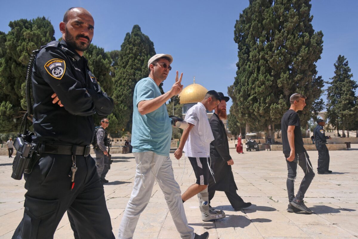 Colonos judeus visitam o complexo da mesquita Al-Aqsa de Jerusalém, o terceiro local mais sagrado do Islã, que também é reverenciado pelos judeus como o Monte do Templo, em 8 de junho de 2021 [Ahmad Gharabli/AFP via Getty Images]