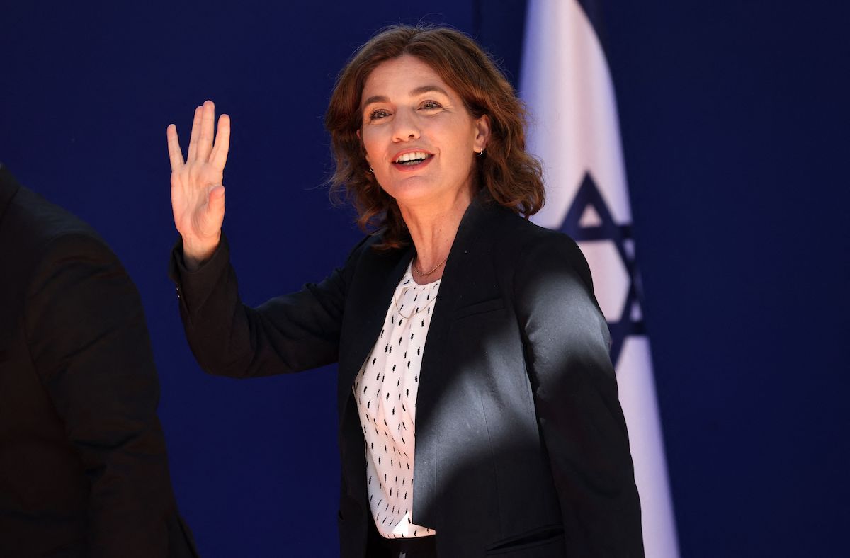 Ministra do Meio Ambiente de Israel, Tamar Zandberg, chega para uma foto na residência do presidente durante uma cerimônia para o novo governo de coalizão em Jerusalém, em 14 de junho de 2021 [Emmanuel Dunand/AFP via Getty Images]
