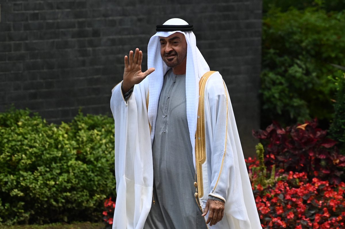 O sheikh Mohammed bin Zayed Al Nahyan, príncipe herdeiro de Abu Dhabi, chega para uma reunião com o primeiro-ministro britânico, Boris Johnson, em Downing Street, em 16 de setembro de 2021, Londres, Inglaterra. [Leon Neal / Getty Images]