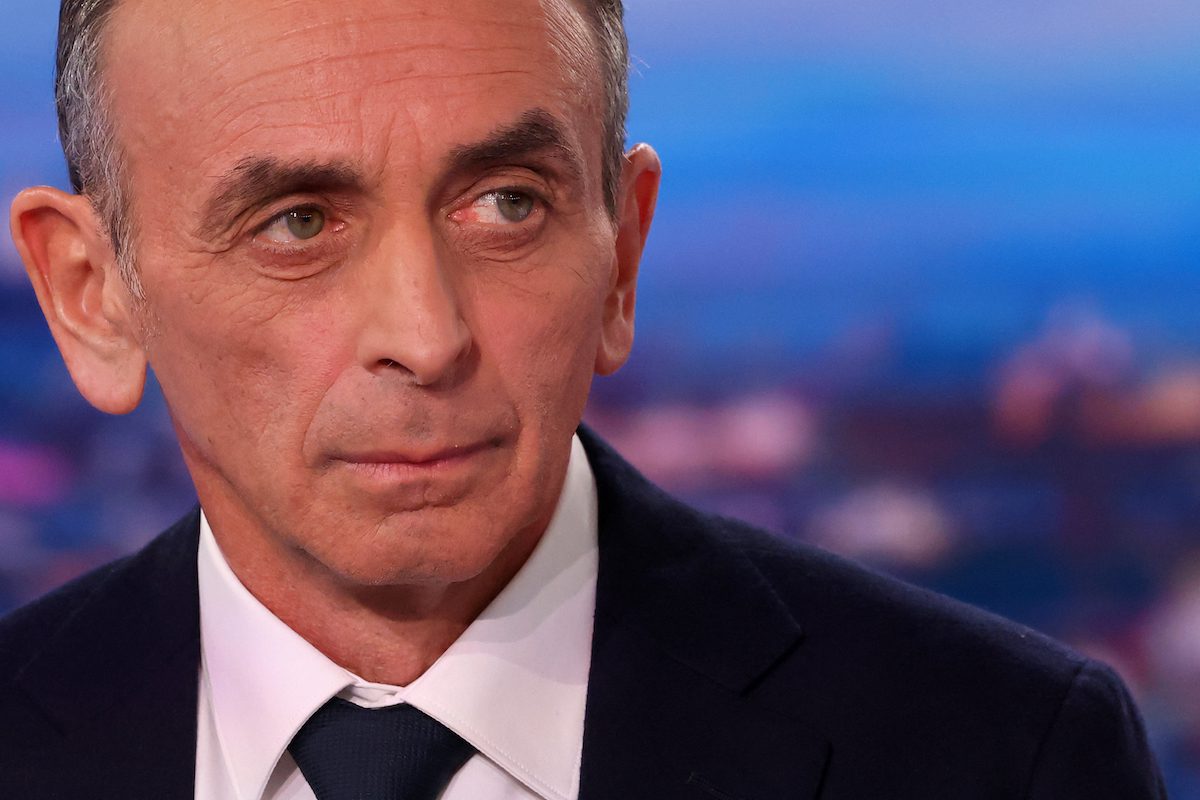 O especialista da mídia francesa de extrema direita e candidato à presidência de 2022 Eric Zemmour reage antes de participar do noticiário noturno do canal de TV francês TF1 em Boulogne-Billancourt, nos arredores de Paris, em 30 de novembro de 2021 [Thomas Coex/POOL/AFP via Getty Images]