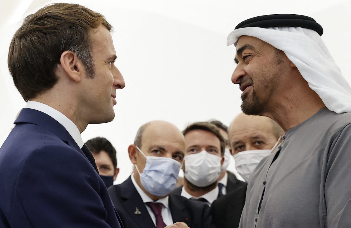 O presidente francês, Emmanuel Macron (esq.) é saudado pelo príncipe herdeiro de Abu Dhabi, Mohammed bin Zayed al-Nahyan, durante sua visita ao pavilhão francês no Dubai Expo no primeiro dia de sua excursão pelo Golfo em 3 de dezembro de 2021 [Thomas Samson/AFP via Getty Images]