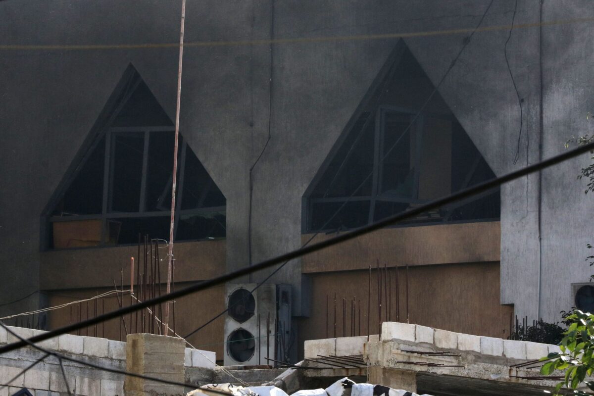 Uma foto tirada em 11 de dezembro de 2021 mostra as janelas quebradas e as paredes enegrecidas de uma mesquita danificada em uma explosão dentro do campo de refugiados de Burj al-Shemali para palestinos fora da cidade portuária de Tiro, no sul do Líbano [Mahmoud Zayyat/AFP via Getty Images]