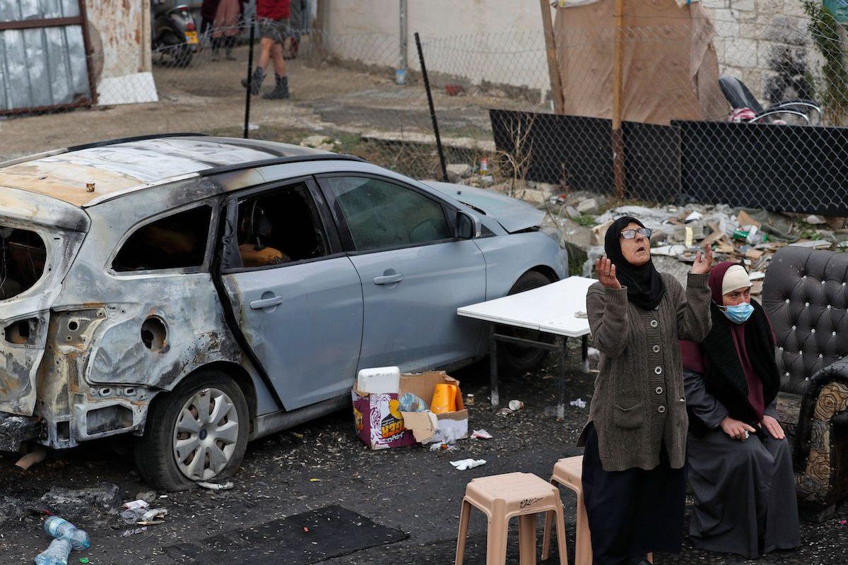 Soldados israelenses assistem colonos abrirem fogo contra casas de Sheikh Jarrah
