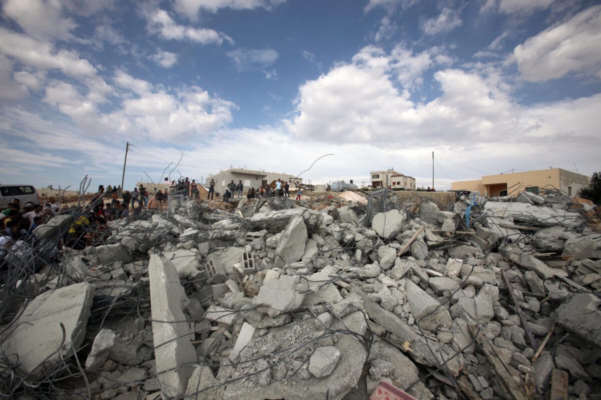 Uma visão geral mostra edifícios palestinos demolidos, que foram derrubados por escavadeiras israelenses [Hazem Bader/AFP via Getty Images]
