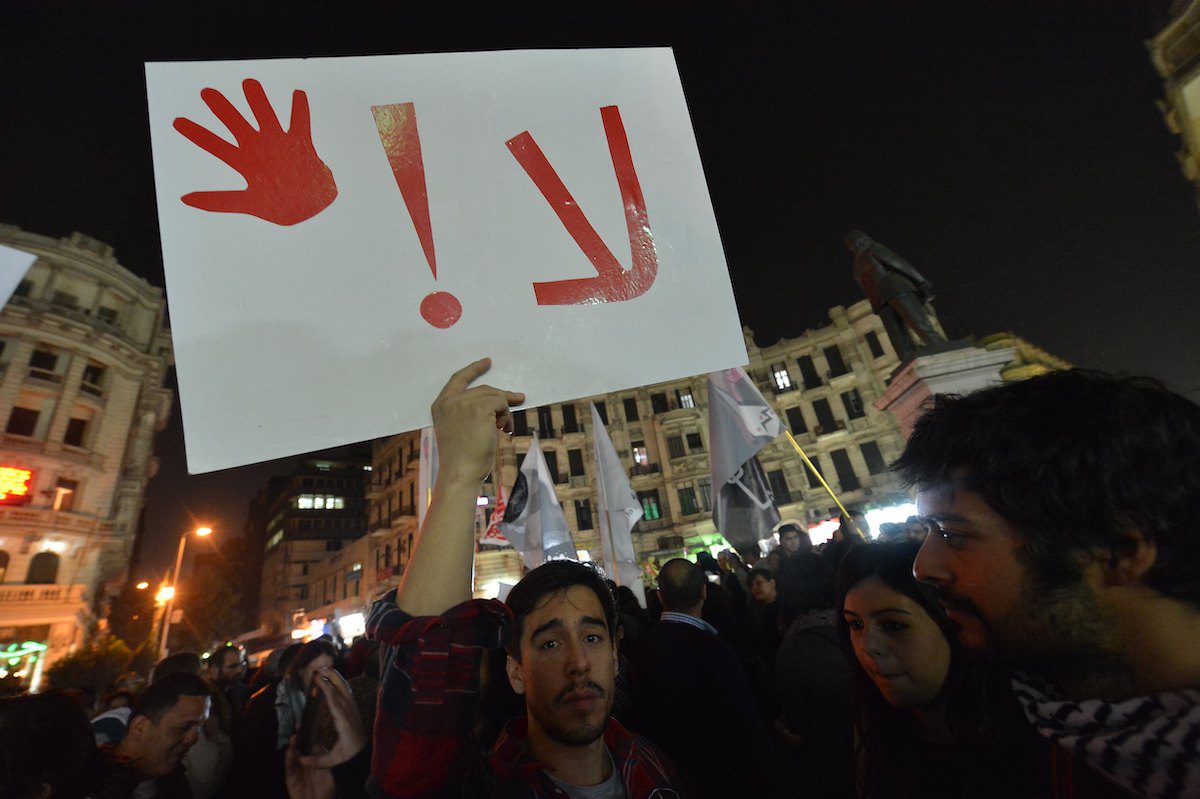 Manifestantes egípcios participam de uma manifestação no Cairo contra o assédio sexual, em 12 de fevereiro de 2013 [Khaled Desouki/AFP via Getty Images]