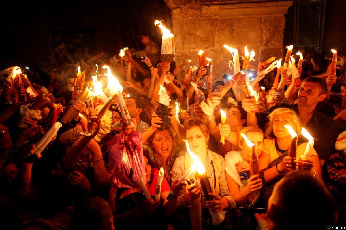 Fiéis cristãos na Igreja do Santo Sepulcro, em Jerusalém, 4 de maio de 2013 [Lior Mizrahi/Getty Images]
