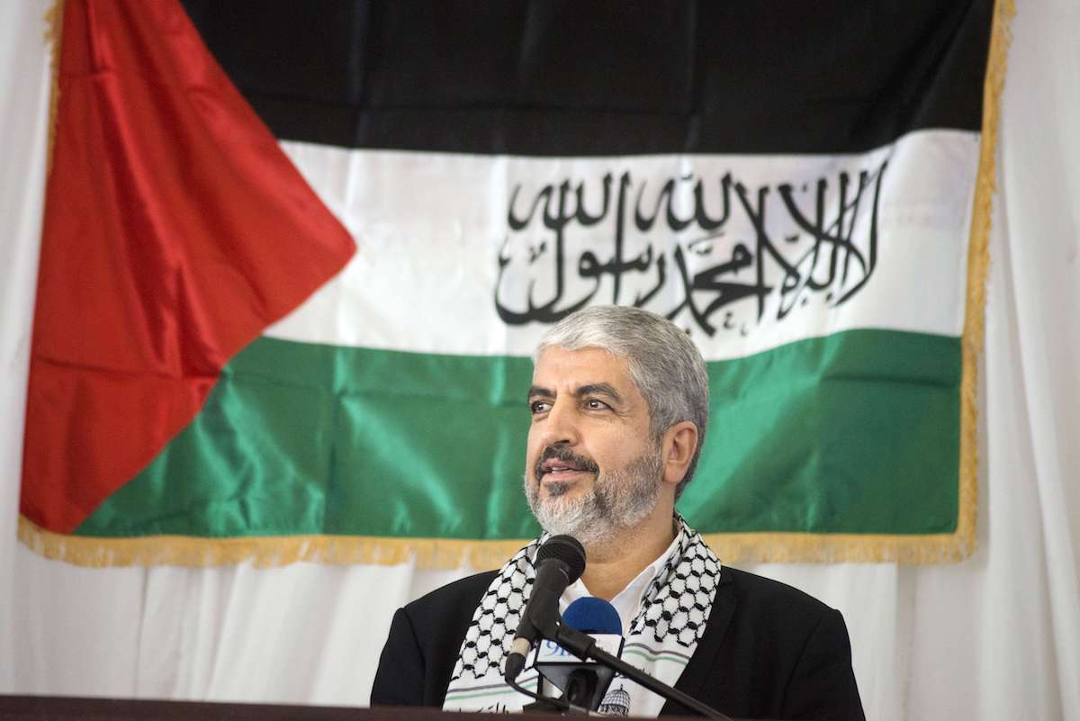 Khaled Meshaal, líder exilado da organização islâmica palestina Hamas, discursa em uma manifestação em sua homenagem em 21 de outubro de 2015, na Cidade do Cabo [Rodger Bosch/AFP via Getty Images]
