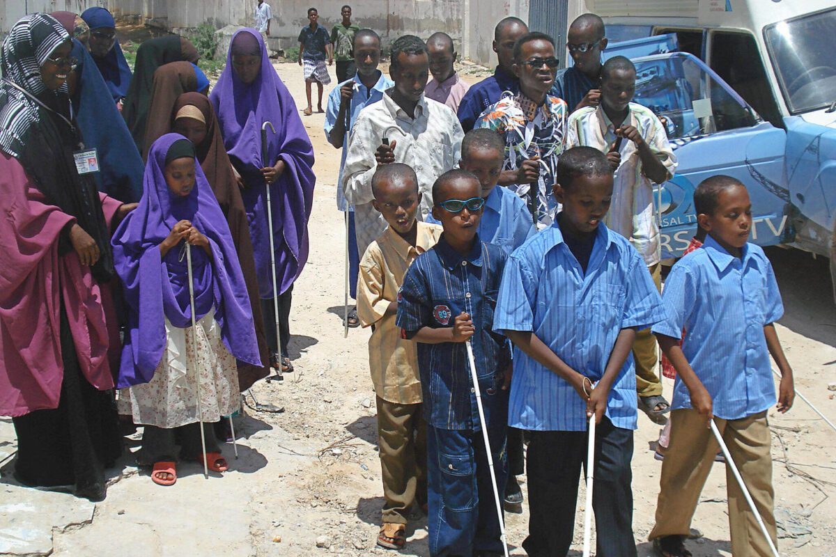 Crianças cegas participam do ‘Dia da Bengala Branca’, em uma nova instituição para estudantes com deficiência, em Mogadishu, capital da Somália, 15 de outubro de 2007 [Stringer/AFP]