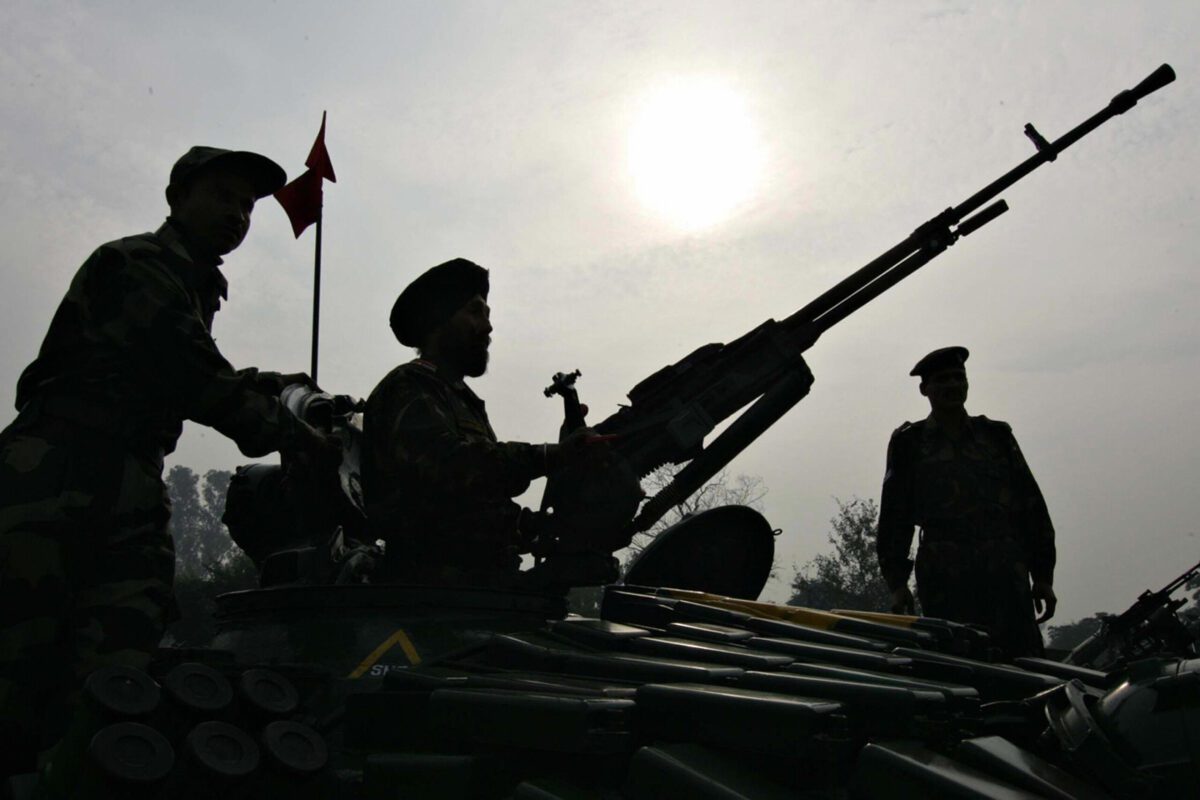 Soldados mostram armas em cima de um tanque de guerra T-27M, em 9 de janeiro de 2009 [NARINDER NANU/AFP via Getty Images]
