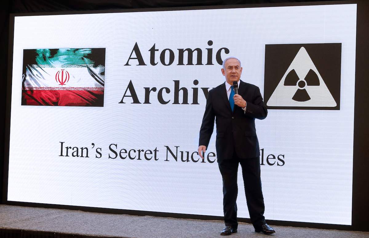 O primeiro-ministro israelense Benjamin Netanyahu faz discurso sobre o programa nuclear do Irã no Ministério da Defesa, em Tel Aviv, em 30 de abril de 2018 [JACK GUEZ / AFP via Getty Images]