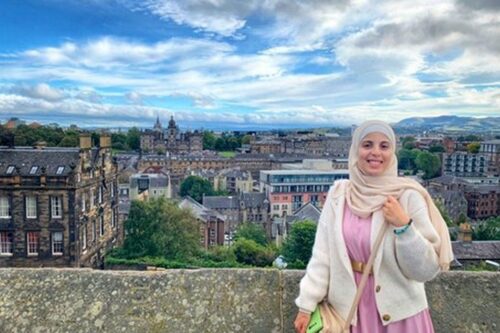 Hana Alamleh em uma viagem para Edimburgo durante seu período no Reino Unido.