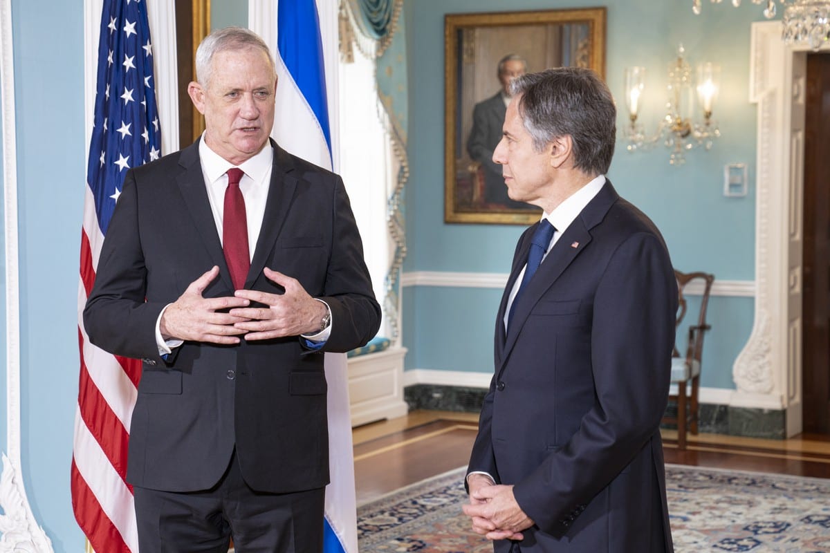O ministro da Defesa de Israel, Benny Gantz (esq.), encontra-se com o secretário de Estado dos EUA, Antony Blinken (dir.), em Washington, Estados Unidos, em 3 de junho de 2021 [Departamento de Estado dos EUA/Agência Anadolu]