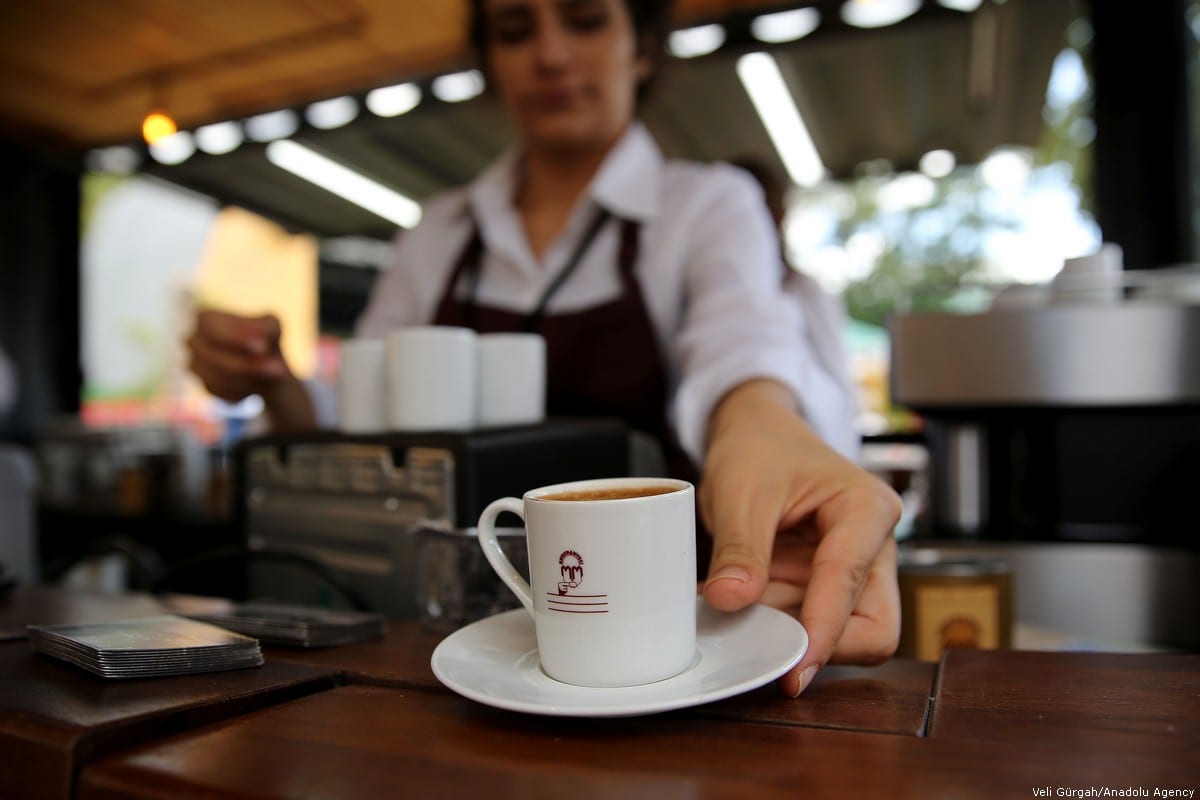 Um trabalhador serve café durante o Festival do Café de Istambul (ICF) no Parque Kucukciftlik em Istambul, Turquia, em 20 de setembro de 2018 [Veli Gürgah/Agência Anadolu]