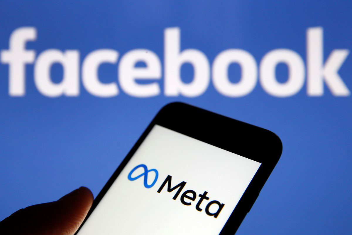 O logotipo Meta é exibido na tela de um iPhone na frente de um logotipo do Facebook, em 29 de outubro de 2021 [Chesnot/Getty Images]
