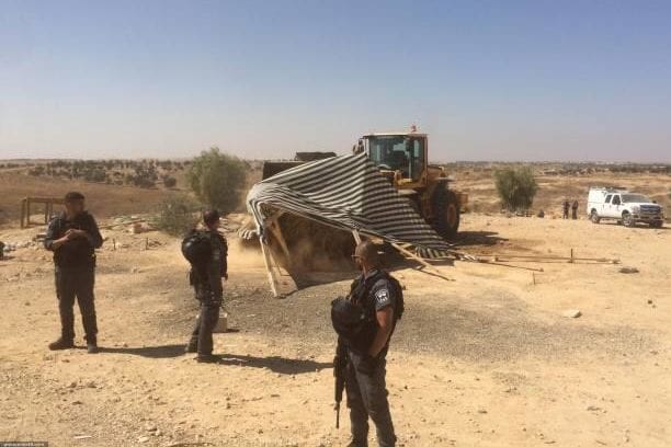 Forças israelenses destroem aldeia beduína de al-Araqeeb, em 7 de março de 2019
