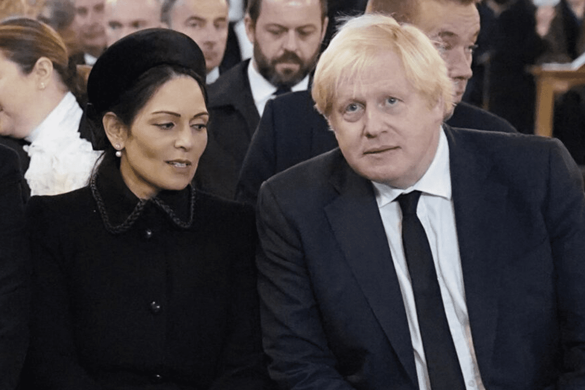 Priti Patel, Secretária de Estado para Assuntos Internos do Reino Unido, ao lado do Primeiro-Ministro Boris Johnson, durante missa fúnebre do parlamentar conservador David Amess, na Catedral de Westminster, em Londres, 23 de novembro de 2021 [STEFAN ROUSSEAU/AFP via Getty Images]
