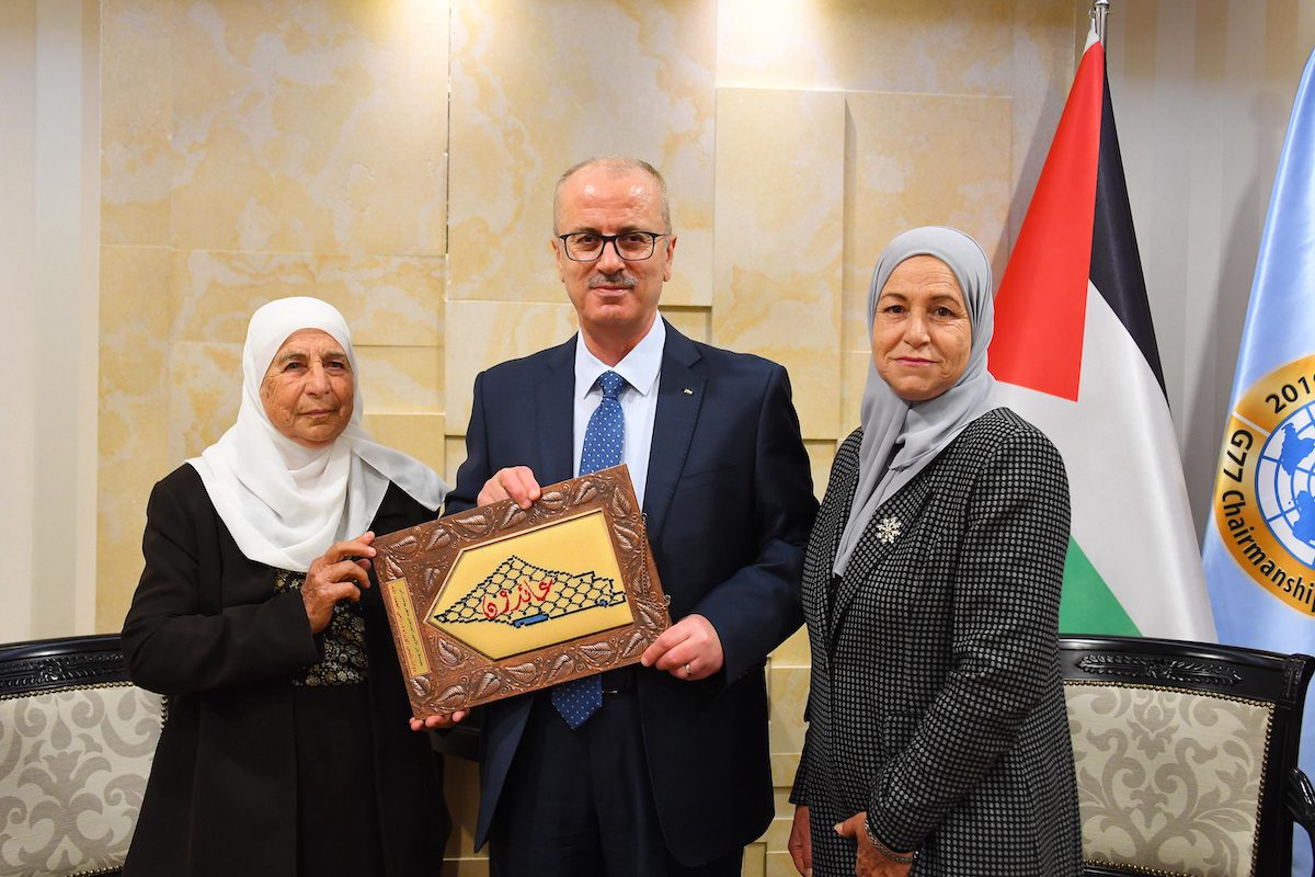 O ex-primeiro-ministro palestino Rami Hamdallah se encontra com a família do prisioneiro Maher Younes, na cidade de Ramallah, na Cisjordânia, em 11 de março de 2019. [Sede do primeiro-ministro/Apaimages]