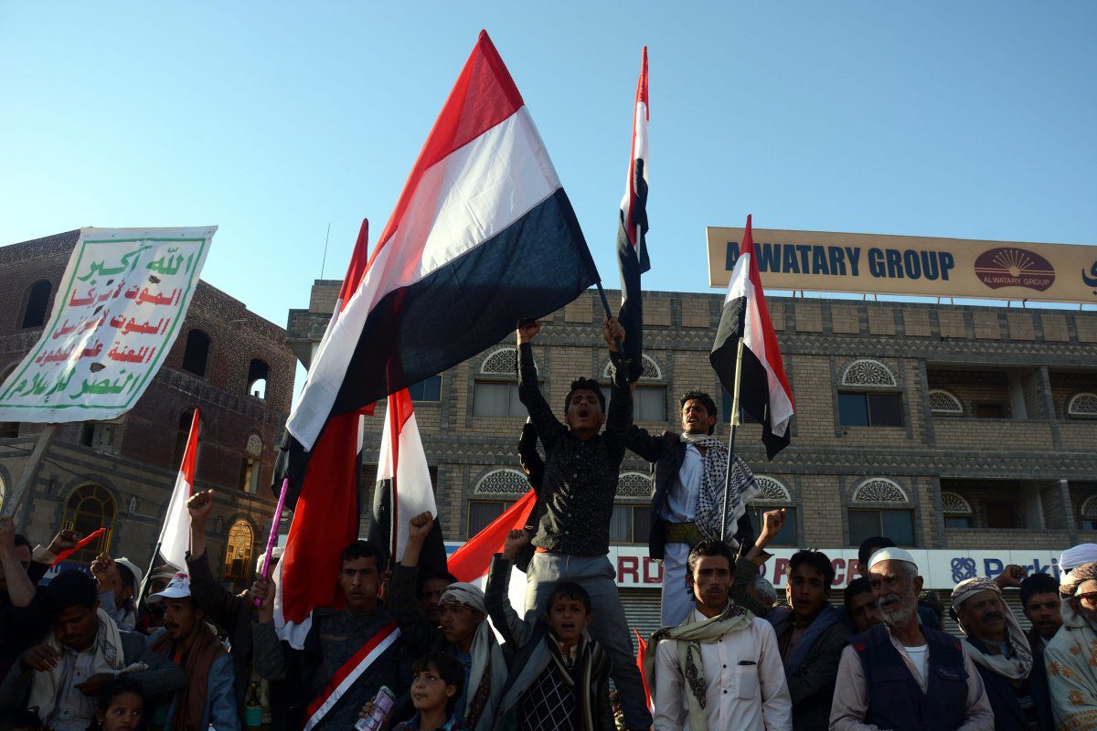 Cidadãos iemenitas celebram o 53° aniversário da independência do país, na praça Tahrir, em Sanaa, 15 de outubro de 2016 [Mohammed Hamoud/Agência Anadolu]
