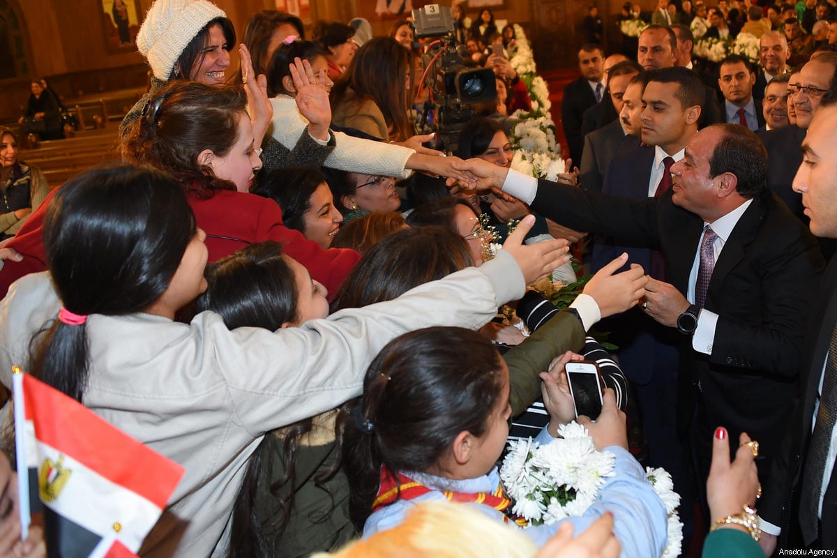 O presidente egípcio Abdel Fattah al-Sisi (dir.) durante a cerimônia de abertura da nova Catedral Copta no Cairo, Egito, em 6 de janeiro de 2018 [Presidência Egípcia /Folder - Agência Anadolu]
