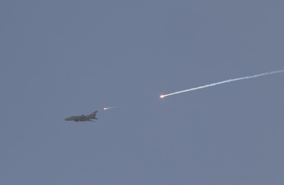 Um caça do regime de Assad realiza um ataque aéreo, em 5 de março de 2018 [Diaa Al-Din Samout/Agência Anadolu]
