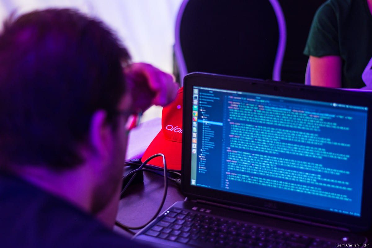 Homem em seu notebook, 5 de agosto de 2018 [Liam Carlier/Flickr]
