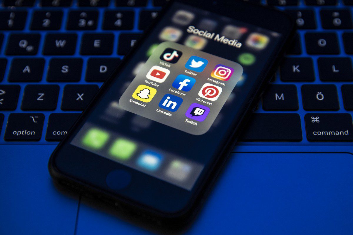 Aplicativos de redes sociais TikTok, Twitter, Instagram, YouTube, Facebook, Pinterest, Snapchat, LinkedIn e Twitch na tela de um celular, 30 de setembro de 2021 [Ali Balıkçı/Agência Anadolu]
