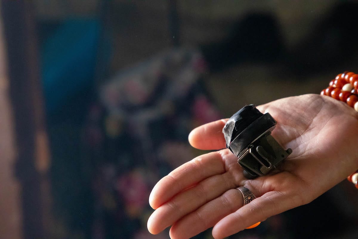 Palestina mostra parte de uma granada de efeito moral que foi lançada contra ela em Jerusalém, em 10 de maio de 2021 [Eyad Tawil/Agência Anadolu]
