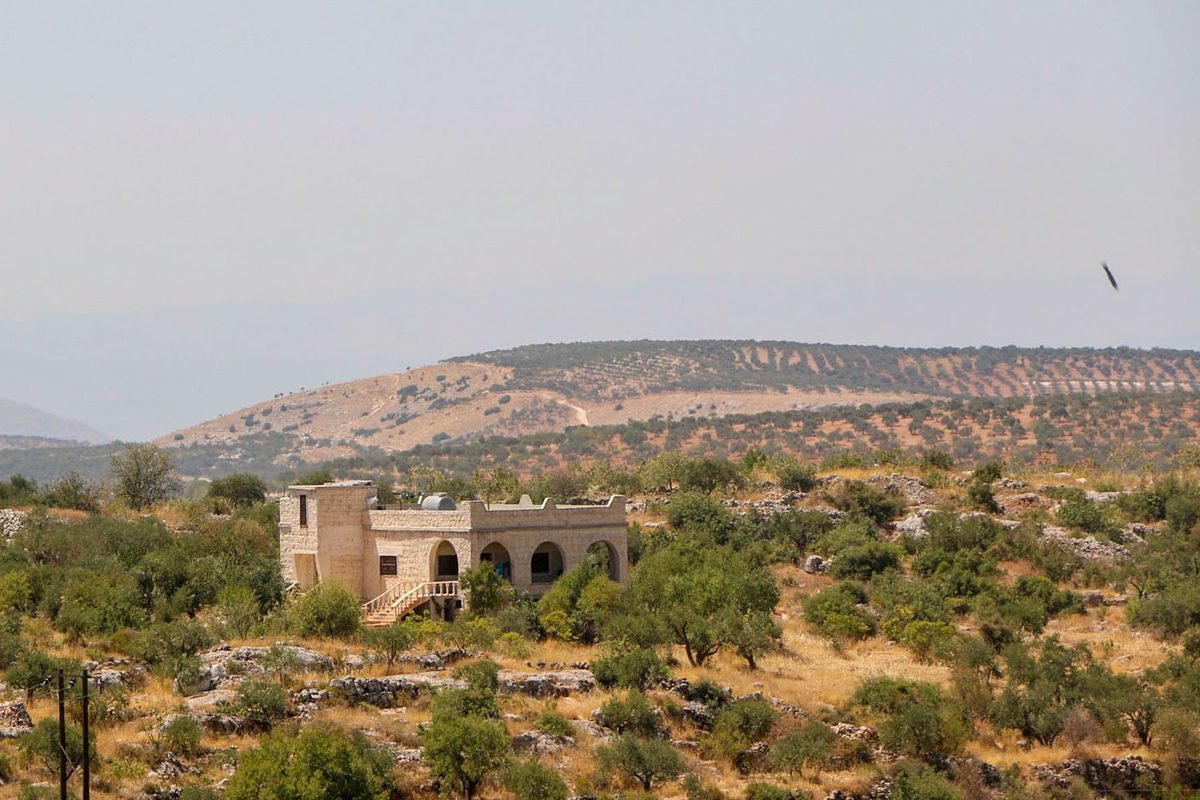 Momentos antes de um foguete atingir Jabal Zawiya, que está localizado dentro de uma zona de desaceleração, quando as forças do regime de Assad realizaram um ataque aéreo em Idlib, na Síria, em 29 de julho de 2021 [Ahmet Hatip/Agência Anadolu]
