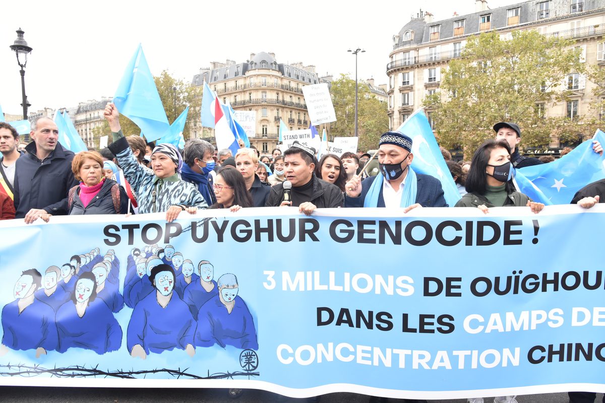 Protesto contra as políticas chinesas sobre o povo uigur, no 72° aniversário da República Popular da China, em Paris, capital da França, em 2 de outubro de 2021 [Yusuf Özcan/Agência Anadolu]
