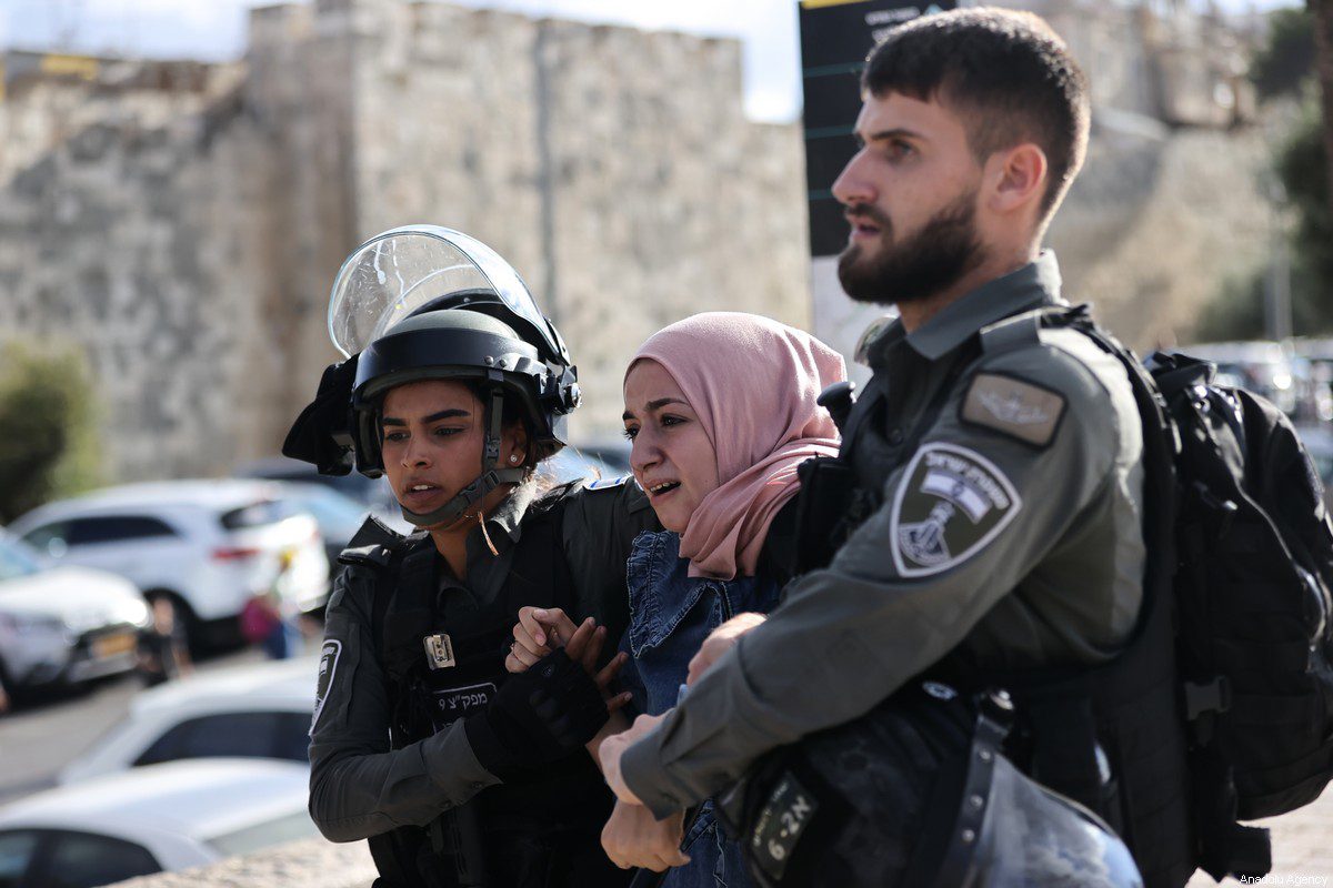 A polícia israelense prende um palestino no Portão de Damasco enquanto os muçulmanos palestinos realizam uma marcha para marcar o dia de Mawlid al-Nabi (nascimento do profeta Muhammad) na Cidade Velha, Jerusalém Oriental, em 19 de outubro de 2021. Vários palestinos foram presos durante a intervenção [Mostafa Alkharouf/Agência Anadolu]

