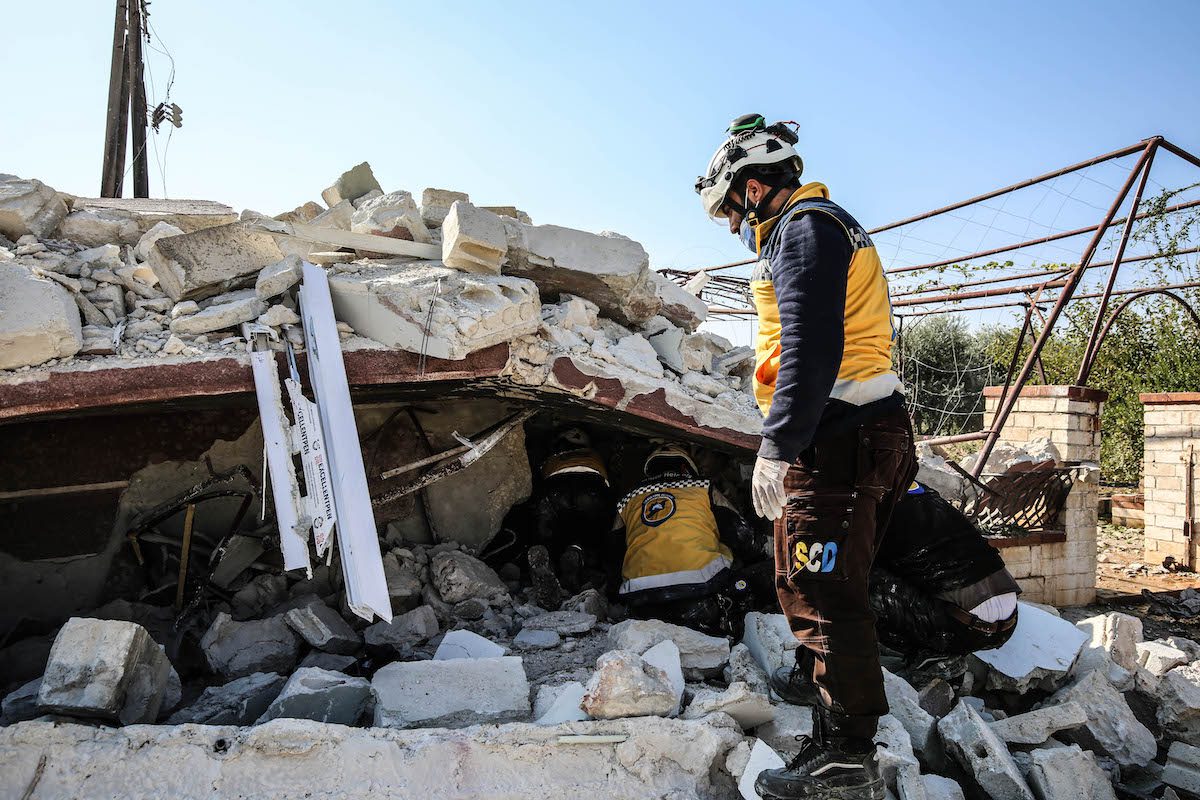 Os trabalhos de busca e resgate continuam nos destroços do prédio desabado por equipes de defesa civil depois que ataques aéreos atingiram uma granja matando cinco civis, incluindo três crianças em Idlib, Síria, em 11 de novembro de 2021 [İzzeddin İdilbi/Agência Anadolu]
