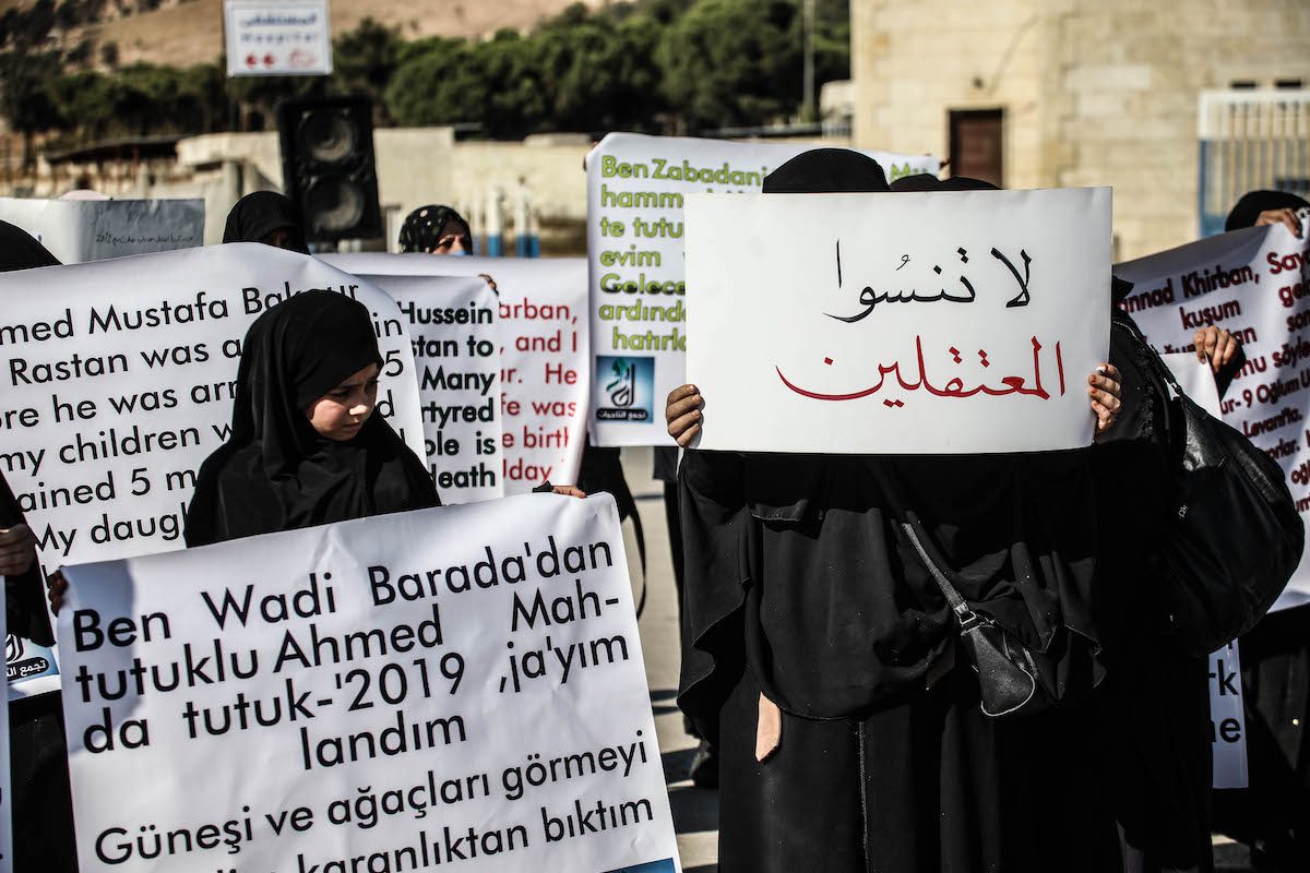 Mulheres sírias fazem um protesto exigindo a libertação de detentos presos pelo regime de Assad em Idlib, Síria, em 12 de novembro de 2021 [İzzettin Kasim/Agência Anadolu]
