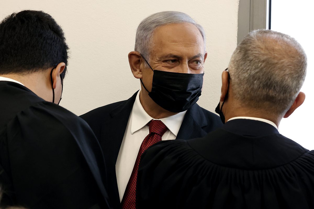 O ex-primeiro-ministro israelense Benjamin Netanyahu (centro) chega para uma audiência judicial sobre acusações de corrupção no Tribunal Distrital de Jerusalém, em Jerusalém, em 16 de novembro de 2021 [AFP/Jack Guez/POOL/Agência Anadolu]

