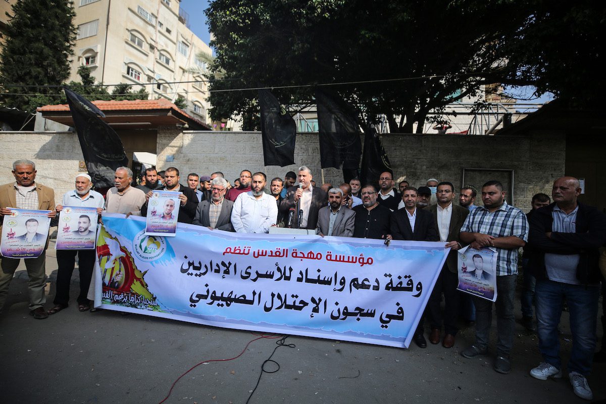 Palestinos realizam um protesto em apoio aos prisioneiros palestinos em prisões israelenses do lado de fora do prédio do Comitê Internacional da Cruz Vermelha na Cidade de Gaza, Gaza, em 17 de novembro de 2021 [Mustafa Hassona/Agência Anadolu]
