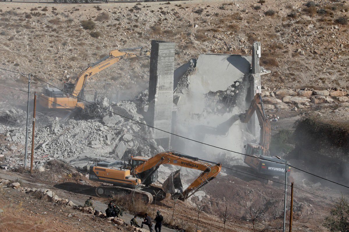 Forças israelenses demolem residência palestina em Jerusalém ocupada, 23 de novembro de 2021 [Issam Rimawi/Agência Anadolu]
