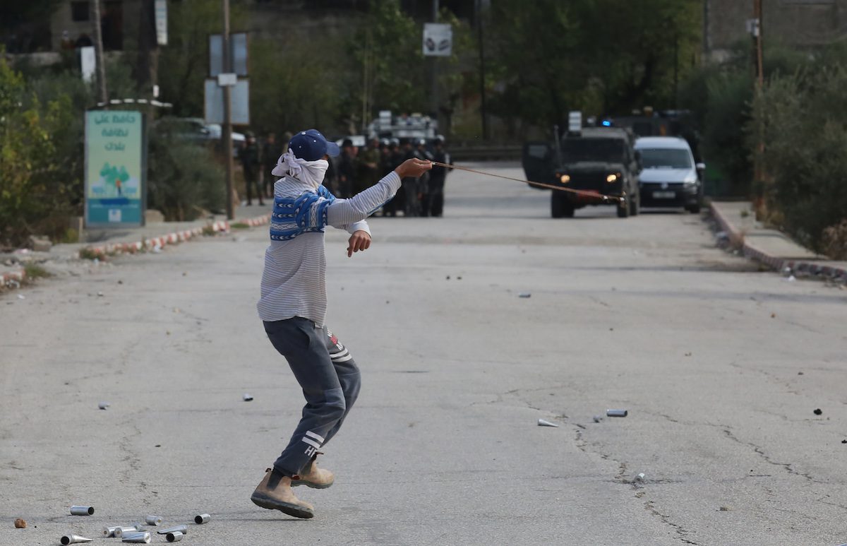 Residentes de al-Lubban ash-Sharqiya respondem a agressões da ocupação israelense, na região de Nablus, Cisjordânia, 25 de novembro de 2021, após 200 colonos ilegais obstruírem o acesso de estudantes palestinos à escola local [Nedal Eshtayah/Agência Anadolu]
