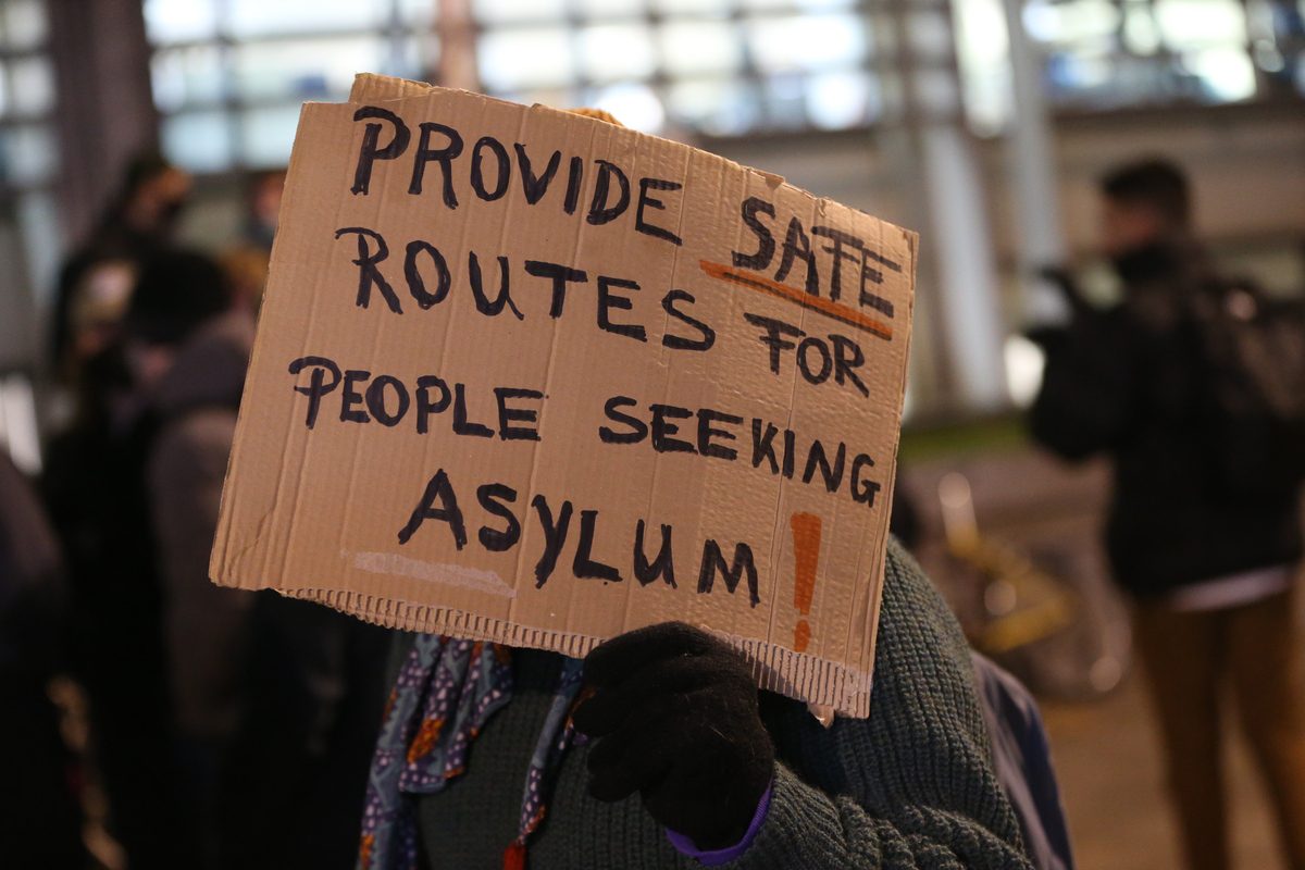 Pessoas participam de um protesto em apoio aos migrantes em Londres, Reino Unido, em 25 de novembro de 2021 [Hasan Esen/Agência Anadolu]
