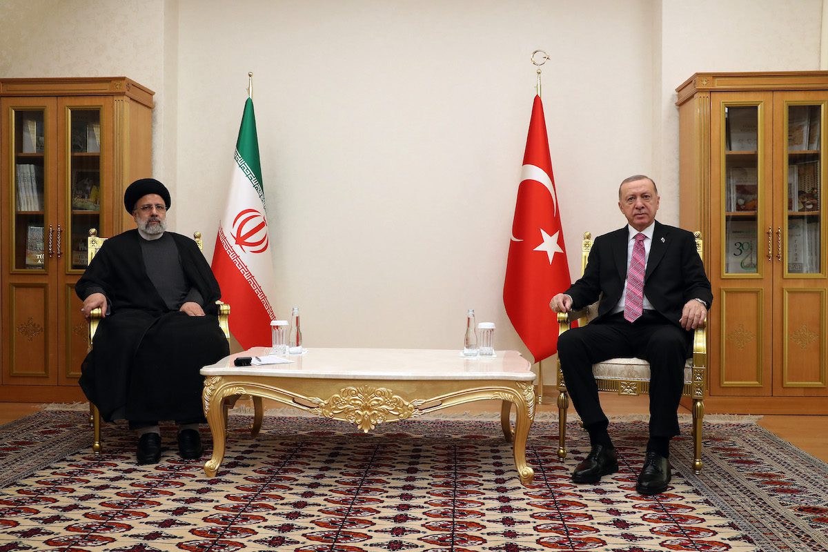 Presidente turco Recep Tayyip Erdogan ( dir.) se reúne com o presidente iraniano Ebrahim Raisi (esq) na 15ª Cúpula da Organização de Cooperação Econômica em Ashgabat, Turcomenistão, em 28 de novembro de 2021. [Presidência da TUR/Murat Cetinmuhurdar - Agência Anadolu]