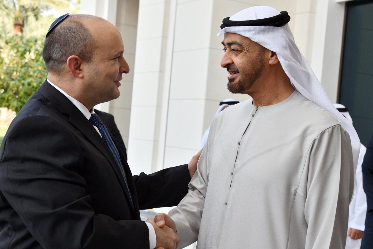 Primeiro-Ministro de Israel Naftali Bennett (à esquerda) encontra-se com Mohammed bin Zayed al-Nahyan, príncipe herdeiro de Abu Dhabi, nos Emirados Árabes Unidos, 13 de dezembro de 2021 [Gabinete de Imprensa do Governo de Israel/Agência Anadolu]
