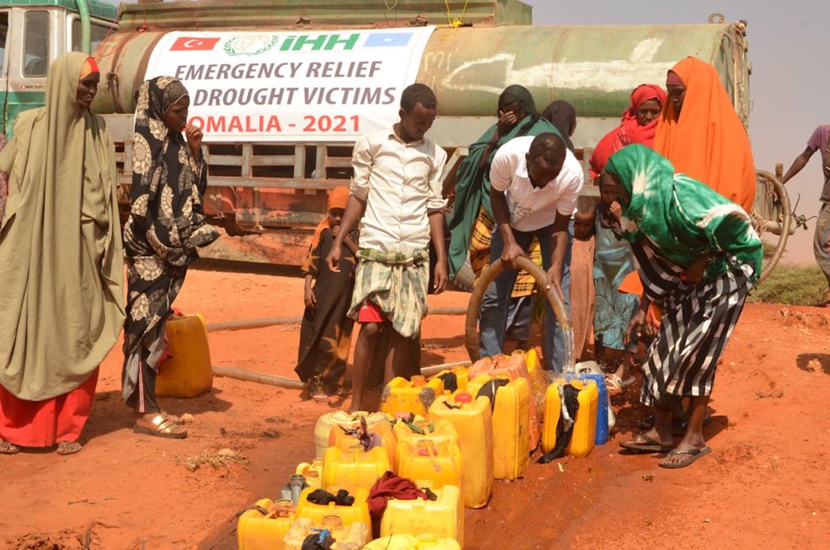 Uma agência de ajuda turca distribui alimentos para mais de 400 famílias em Abudwak, na região central de Galgadud, Somália, em 18 de dezembro de 2021 [Mohammed Adam Mo'alim/Agência Anadolu]