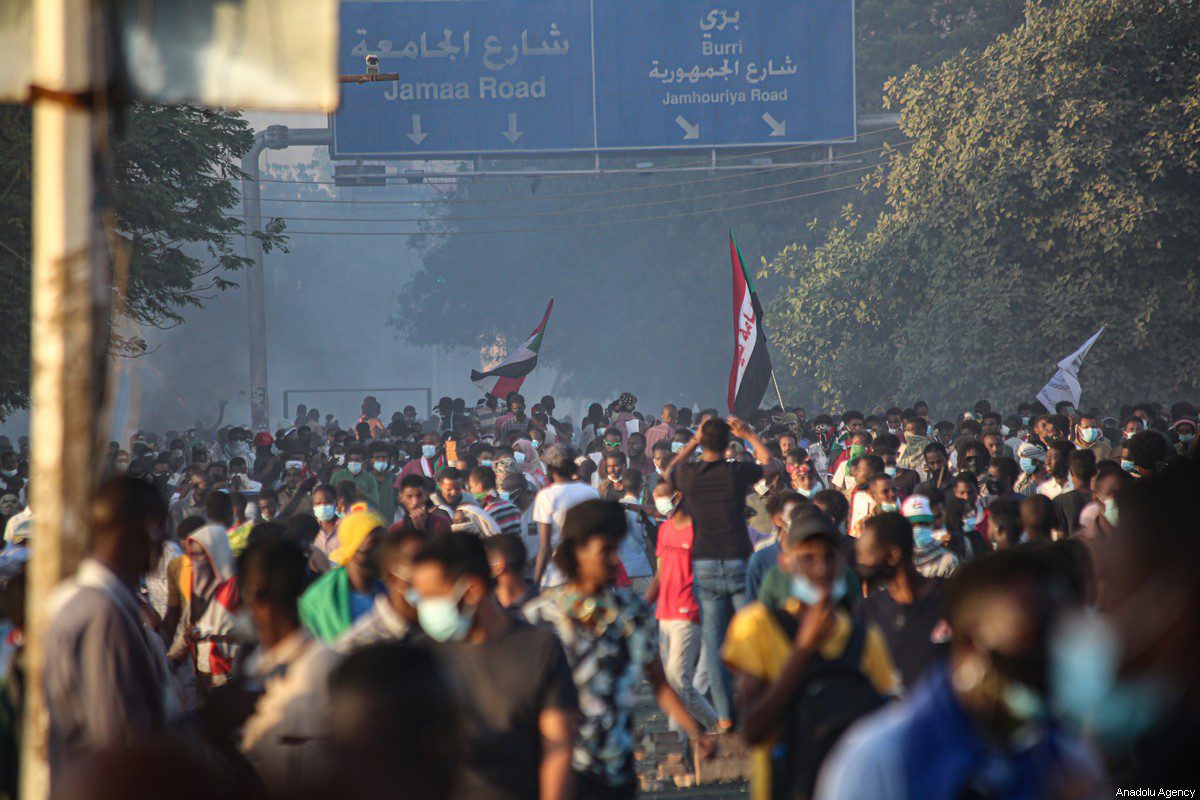 Manifestantes marcham até o Palácio Presidencial durante uma manifestação exigindo governo civil em Cartum, Sudão, em 25 de dezembro de 2021 [Mahmoud Hjaj/Agência Anadolu]