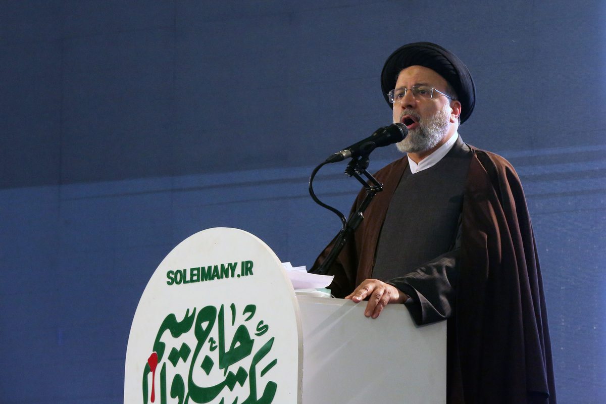 O presidente iraniano Ebrahim Raisi participa de uma vigília que marca o segundo aniversário do assassinato do comandante militar iraniano Qassem Soleimani em um ataque de drone dos EUA no Imam Khomeini Mosalla em Teerã, Irã, em 3 de janeiro de 2022 [Fatemeh Bahrami/Agência Anadolu]
