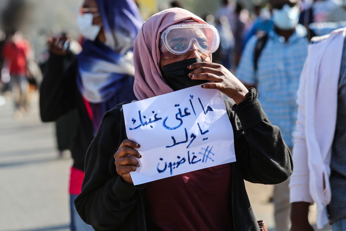 Manifestantes marcham em direção ao Palácio Presidencial durante uma manifestação exigindo a restauração do regime civil em Cartum, Sudão, em 4 de janeiro de 2022 [Mahmoud Hjaj/Agência Anadolu] 