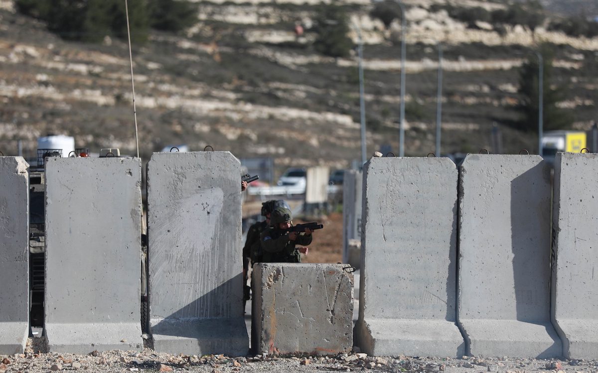 Estudantes da Universidade de Birzeit protestam perto do checkpoint militar de Beit El, contra a prisão de cinco colegas por soldados israelenses, em Ramallah, Cisjordânia ocupada, 11 de janeiro de 2022 [Issam Rimawi/Agência Anadolu]
